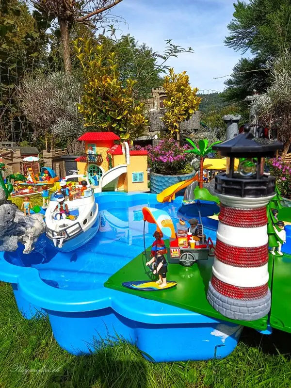 Ein Playmobil-Wasserpark neben den Gleisen – Aquapark