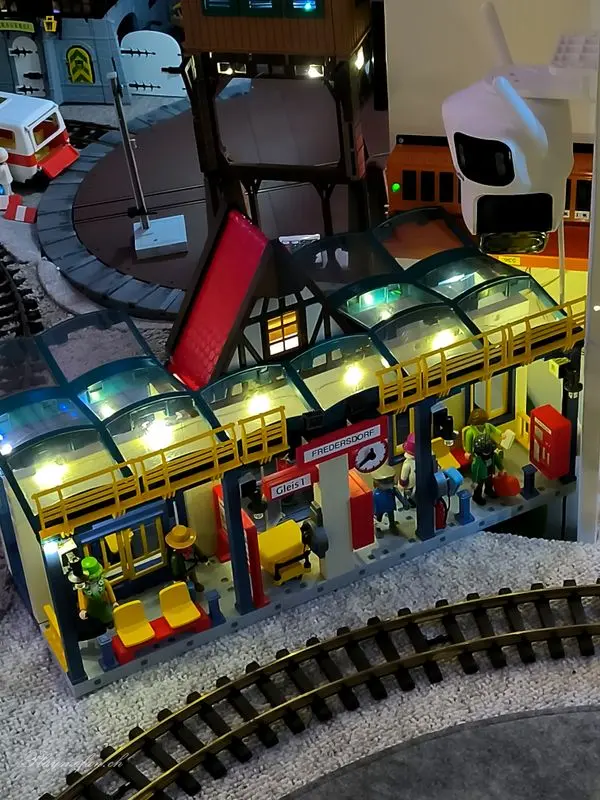 Ein Playmobil-Bahnhof entsteht an einem einzigen Tag – Nebenbahnhof im Eigenbau